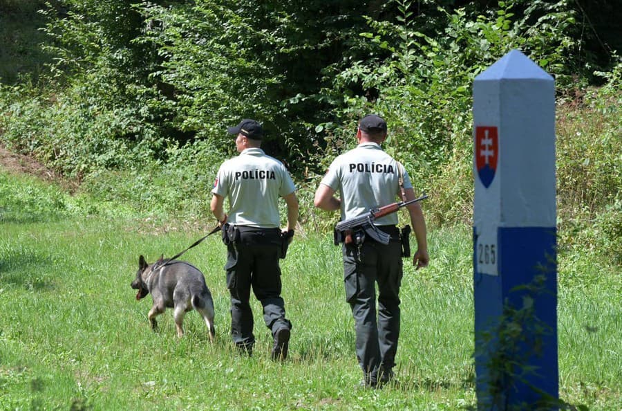 Polícia počas akcie na