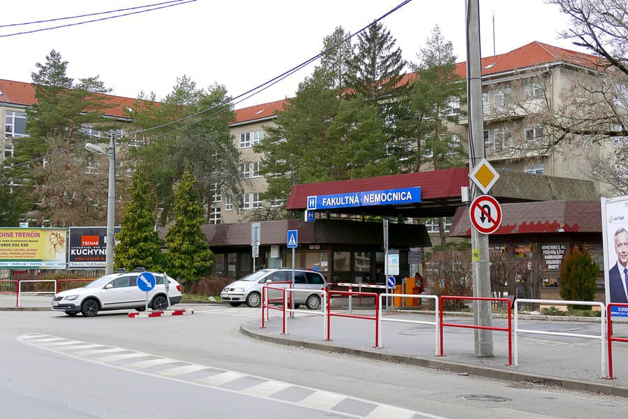 Majka pracuje ako psychologička v nemocnici v Trenčíne.