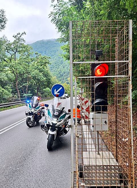 Pri semafore stáli policajti,