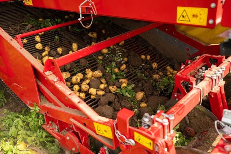  S prácou na poli farmárom v Malom Cetíne pomáhajú moderné stroje.