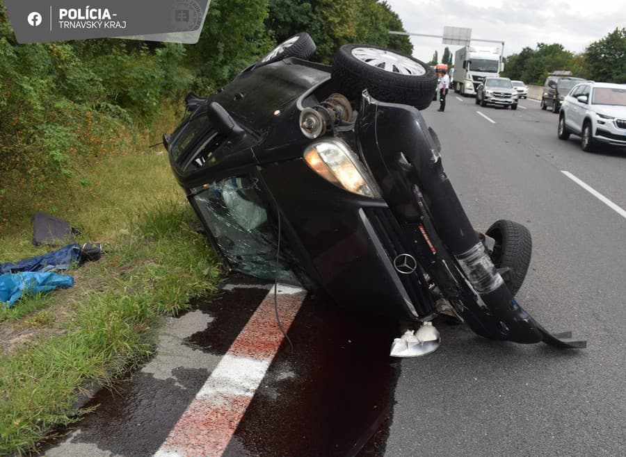 Mladý vodič z Gruzínska sa podľa polície pravdepodobne dostatočne nevenoval šoférovaniu a narazil do betónového zvodidla. 