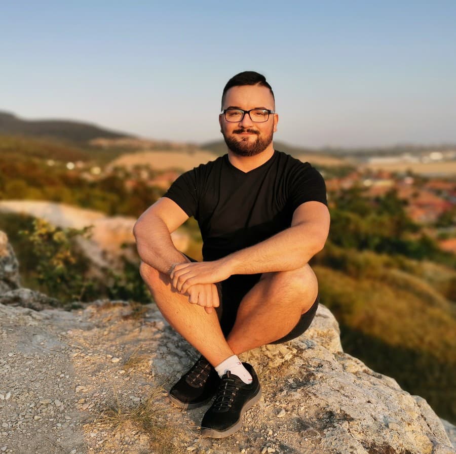 Roman (30), Vráble, učiteľ