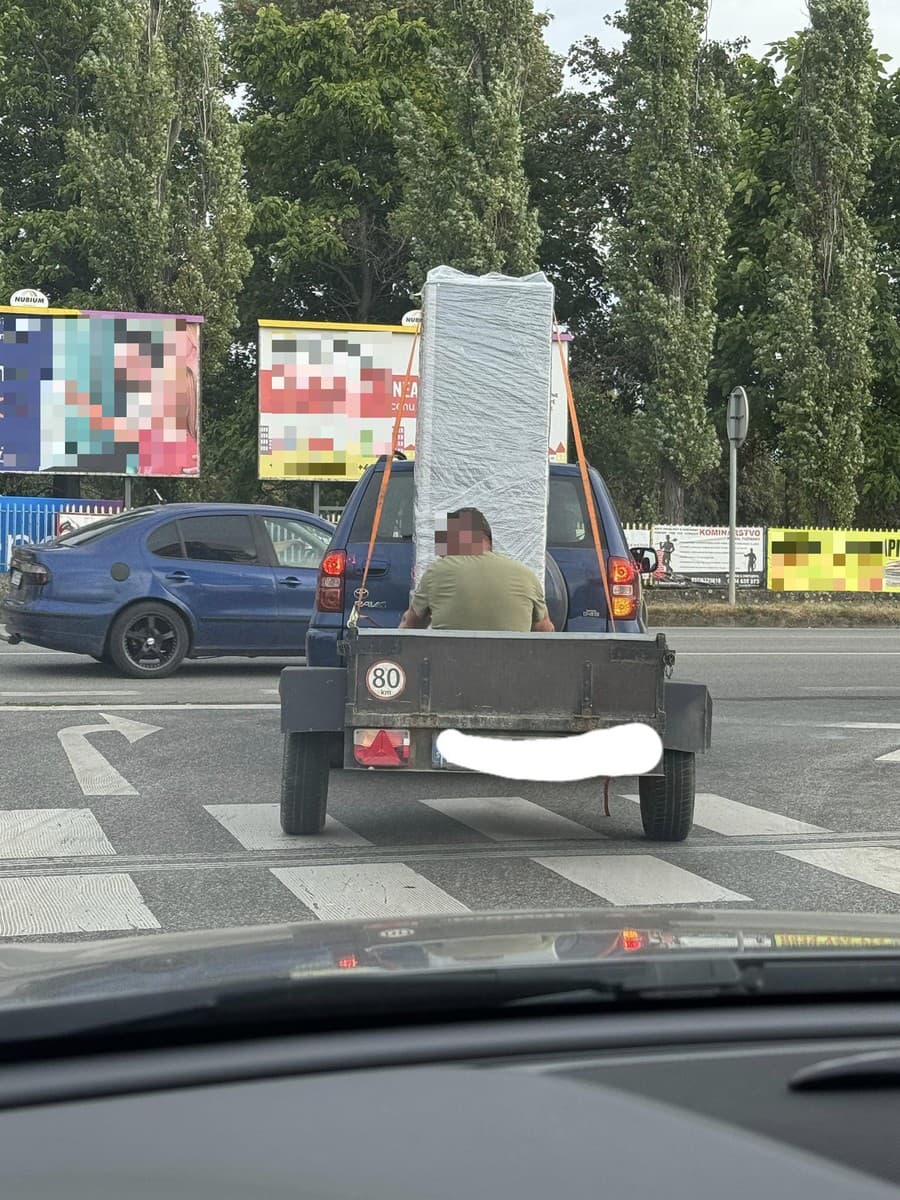 Šoférom v Zlatých Moravciach sa naskytol neobyčajný pohľad.