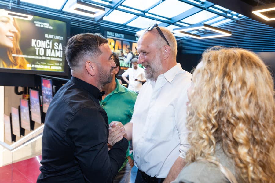 Herec Milan Ondrík a režisér Peter Bebjak na premiére filmu Miki.