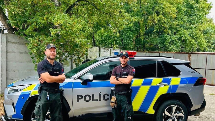 Policajti pomáhali dezorientovanému mužovi,