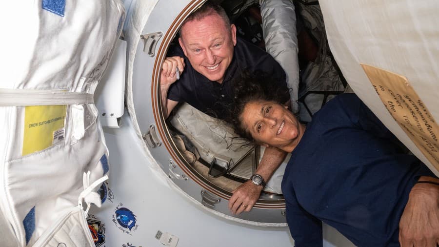 Amerických astronautov Barryho Wilmora a Sunitu Williamsovú na ISS v júni dopravila vesmírna loď Starliner. Pôvodne tam mali zostať iba týždeň.