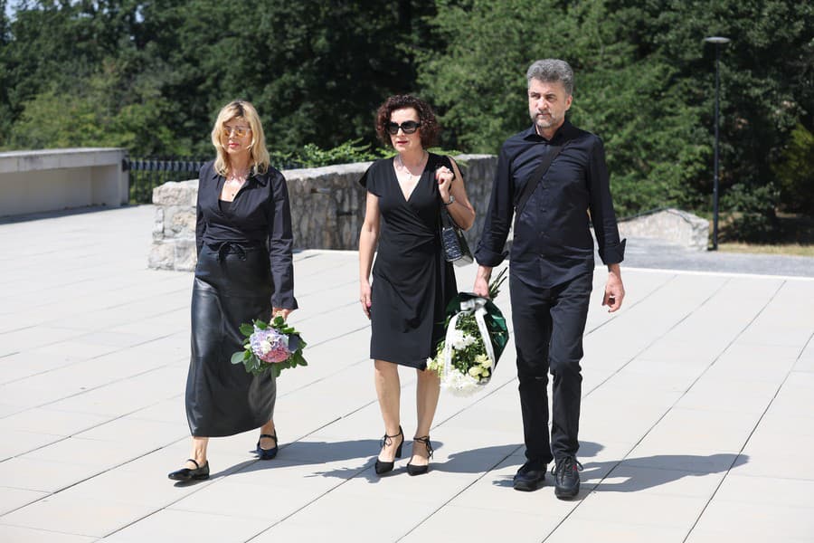 Posledná rozlúčka s Danielom Mikletičom. Na snímke Soňa Beáta Dubasová a Soňa Müllerová.