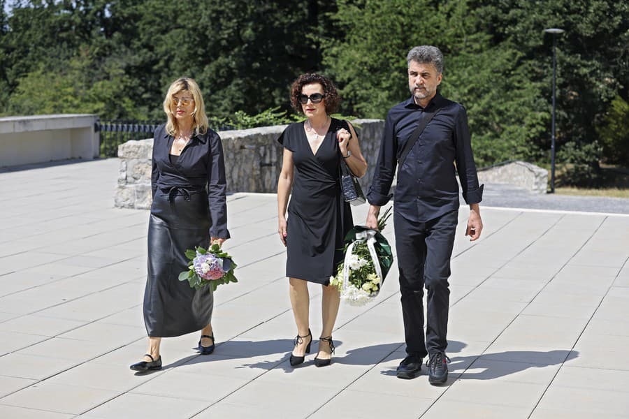 Beáta Dubasová s manželom a Soňou Müllerovou (vľavo).