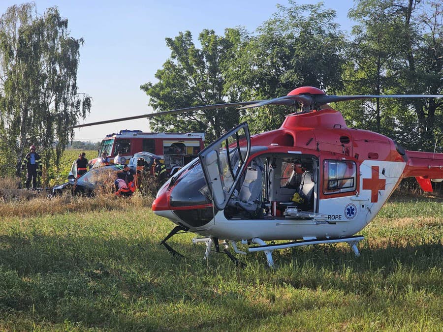 Za obcou Blatné v smere na diaľnicu D1 sa zrazilo viacero áut. Jedna osoba zrážku neprežila.