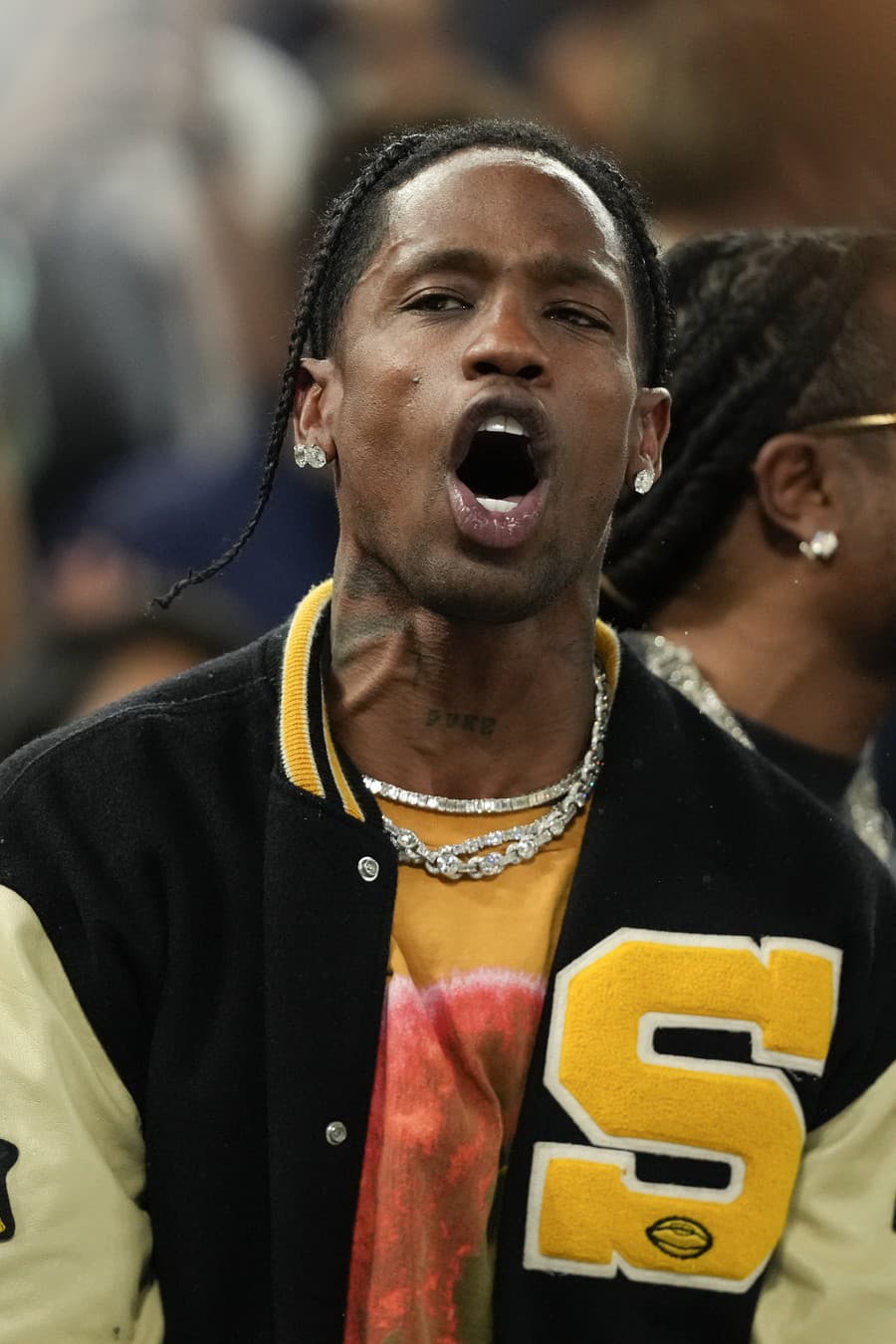 Americký raper Travis Scott sleduje semifinálový zápas v basketbale mužov USA - Srbsko na LOH v Paríži.