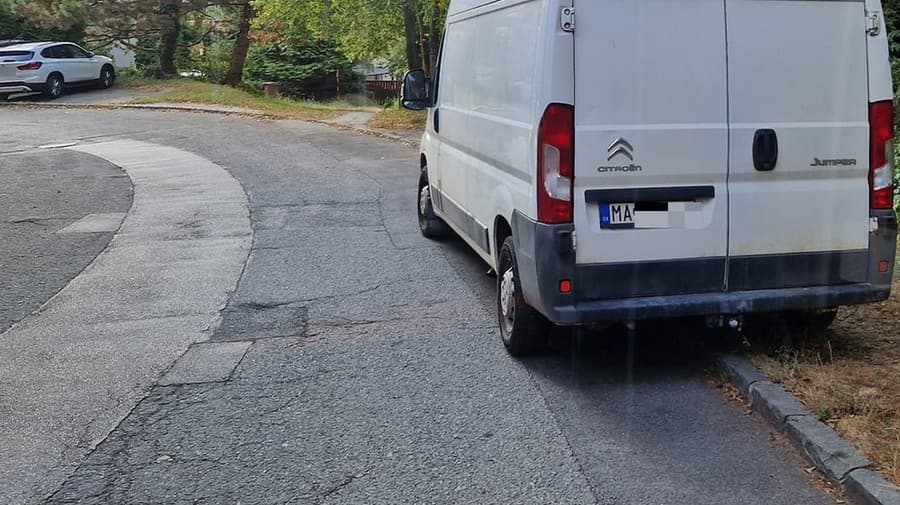 Vodič dodávky už horšie zaparkovať nemohol.