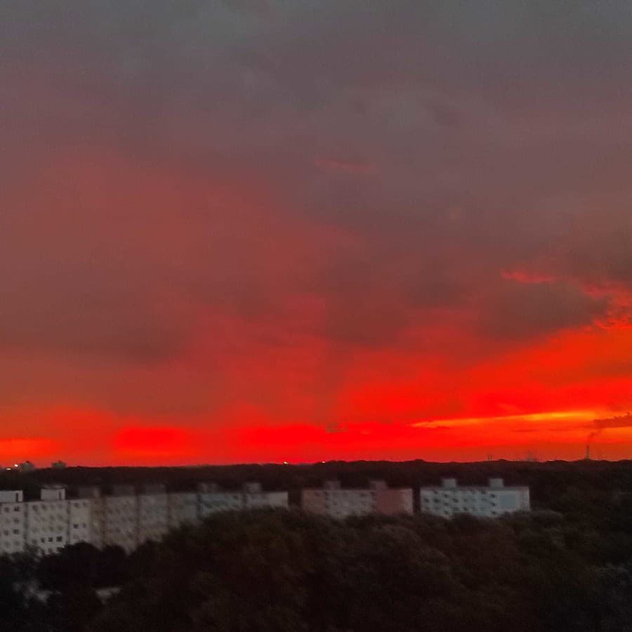 Šialenú farbu oblohy zachytila