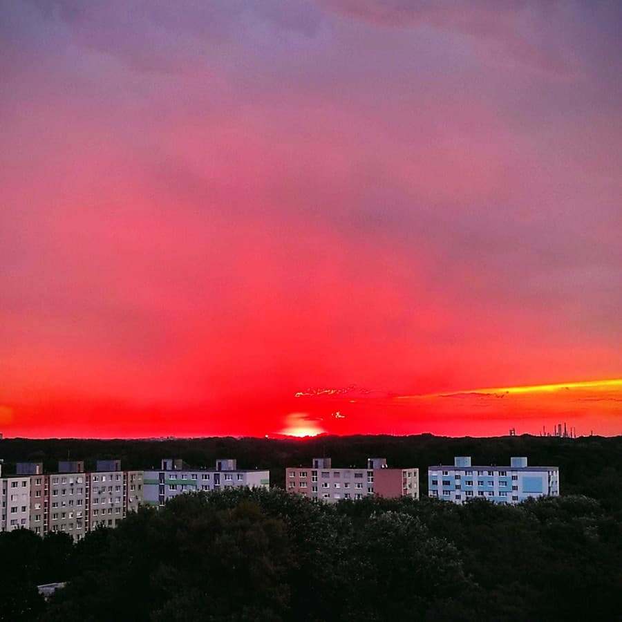 Šialenú farbu oblohy zachytila