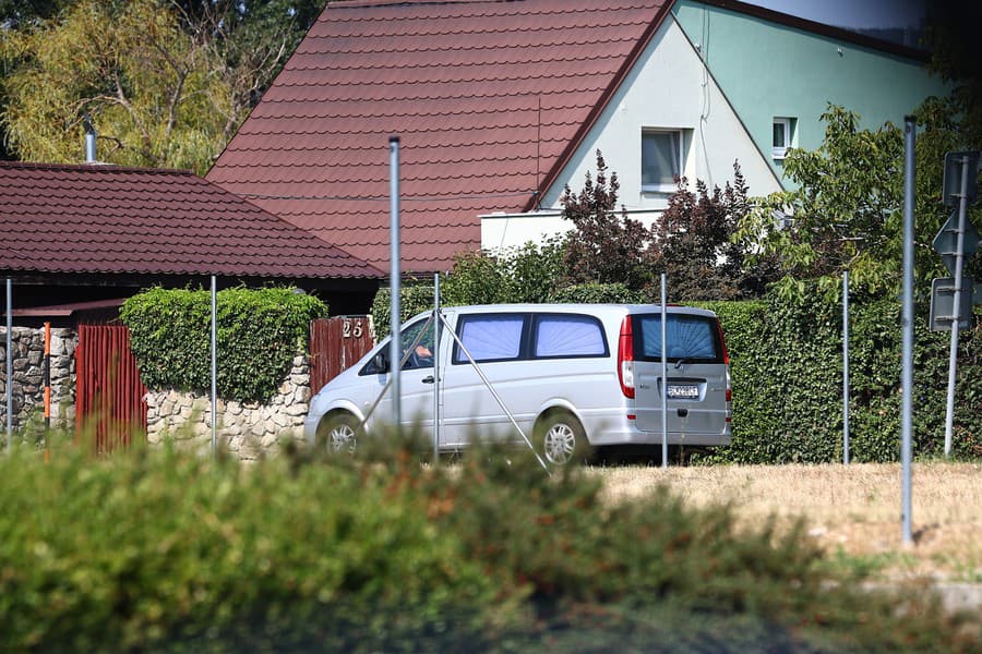 Pred nehnuteľnosťou herca sa vo štvrtok ráno objavila pohrebná služba.