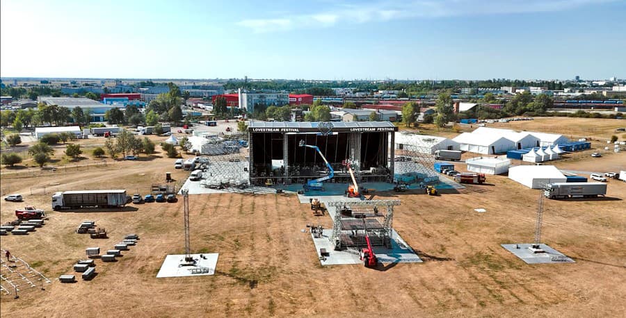 Obrovské pódium festivalu na