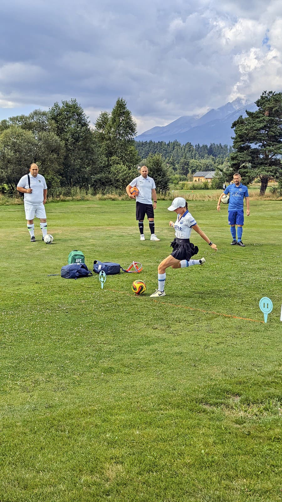 Pri nevšednom športe platia golfové pravidlá, no hrá sa s futbalovou loptou.