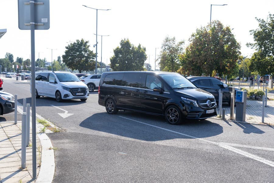 V sprievode 2 policajných