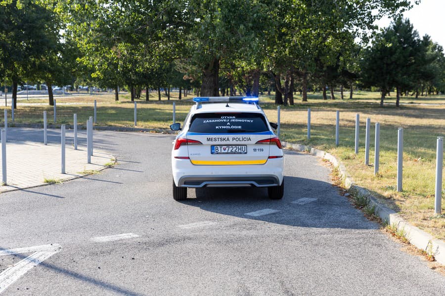 V sprievode 2 policajných