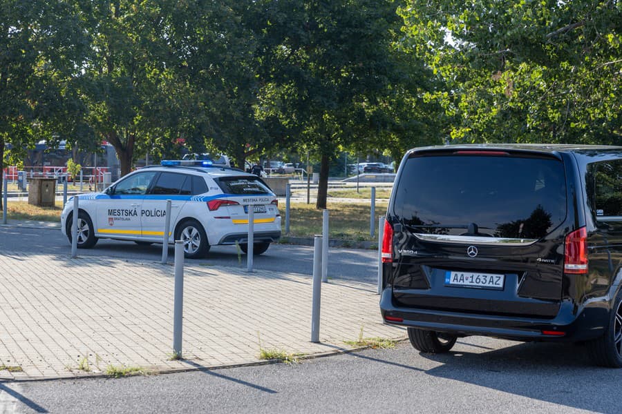 V sprievode 2 policajných