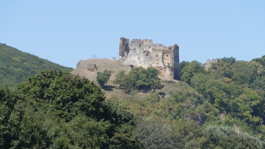 Hrad leží nad obcou