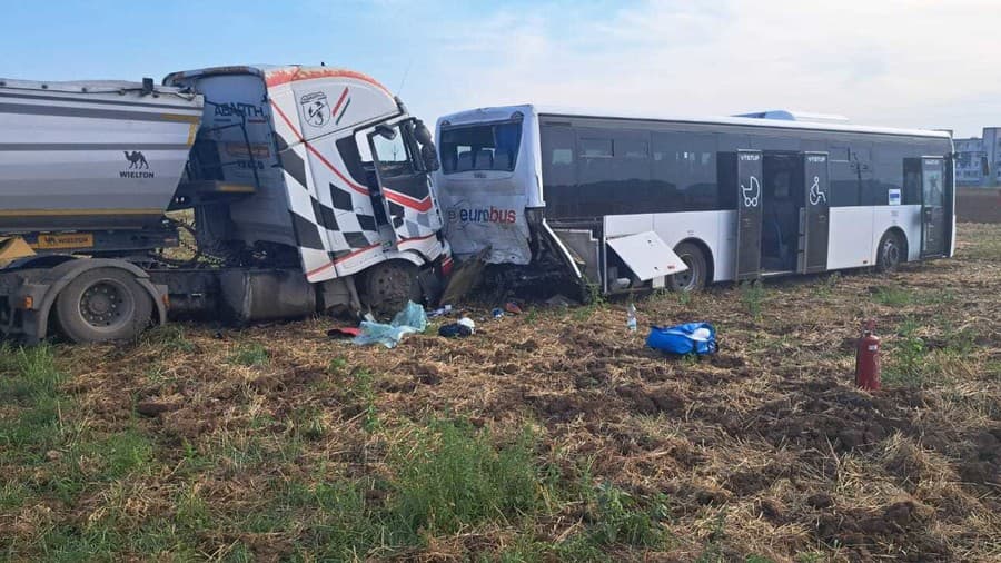 Pred obcou Turňa nad Bodvou sa zrazil autobus a kamión.