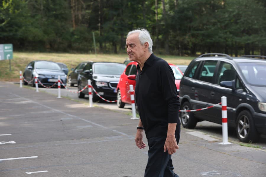 Posledná rozlúčka s Ľubomírom Paulovičom († 71). Na snímke Ján Greššo.