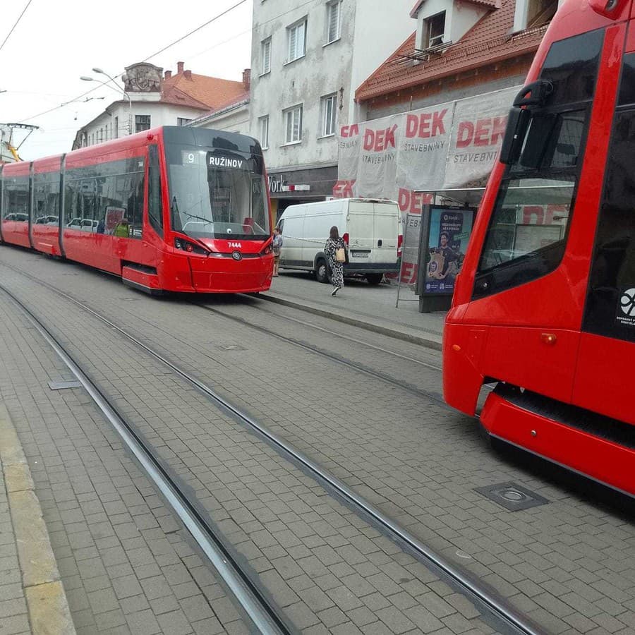 Na Kollárovom námestí došlo k nehode osobného auta s električkou.