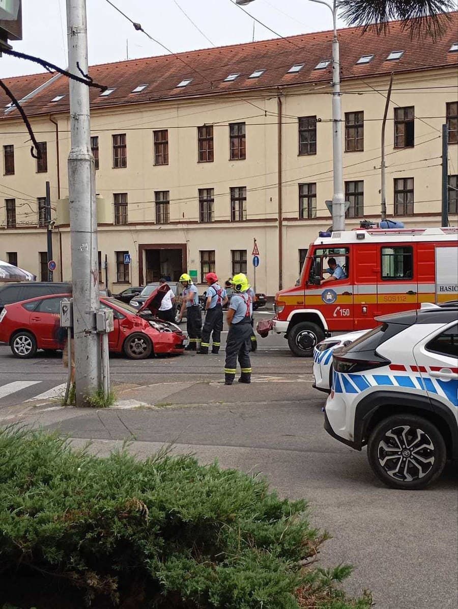 Na Kollárovom námestí došlo k nehoda osobného auta s električkou.