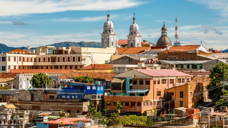 Kolískou rumu je malebné mesto Santiago de Cuba.