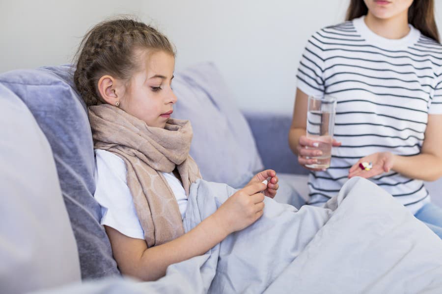 Zmena režimu z oddychu na školské povinnosti, chladné rána a výkyvy teplôt počas dňa dajú imunite vašich ratolestí zabrať. Rovnako tak školský kolektív a zmena prostredia.  