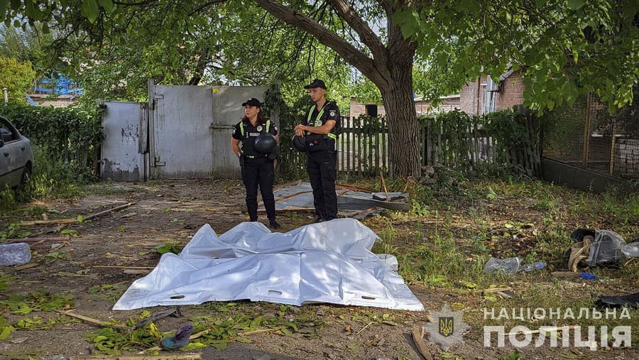 Policajti stoja pri zakrytých