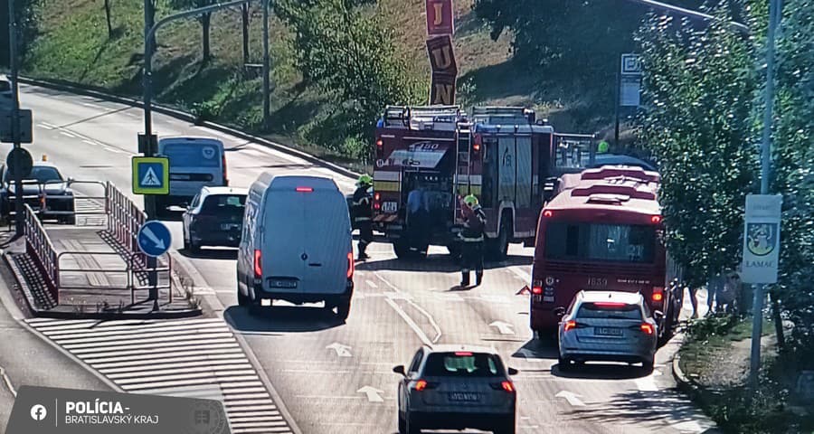 Vážna nehoda pri nákupnom centre v bratislavskej mestskej časti Lamač!