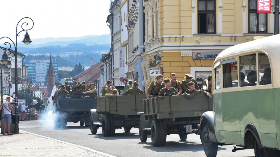 Členovia klubov vojenskej histórie a kolóna historických vozidiel v uliciach Banskej Bystrice