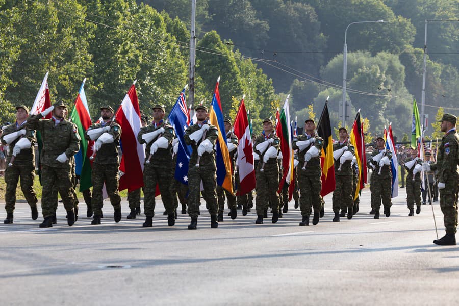 Vojenská prehliadka v Banskej