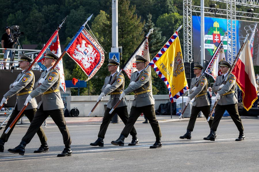 Vojenská prehliadka v Banskej