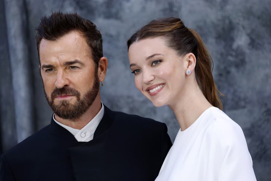 Justin Theroux sa zasnúbil s kolegyňou Nicole Brydon Bloom. 