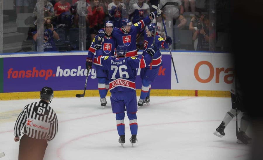 Slovenskí hokejisti oslavujú strelený