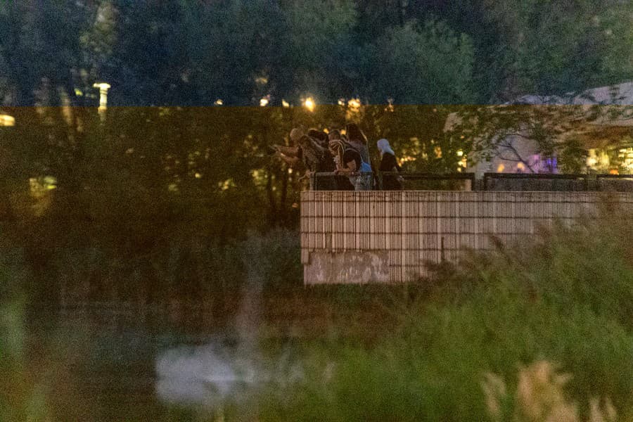 Urnu vysypávali aj jeho dcéra so synom.