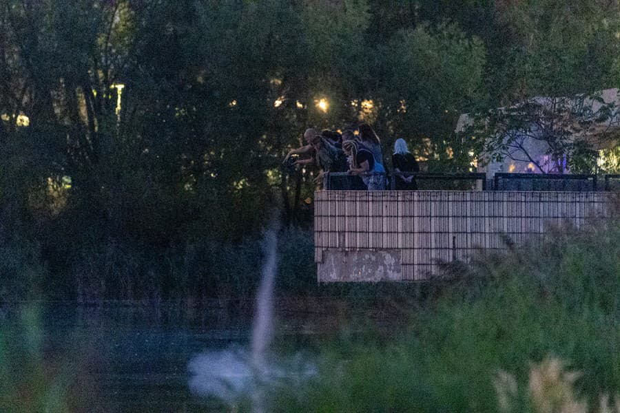 Urnu vysypávali aj jeho dcéra so synom.