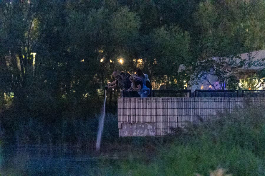 Urnu vysypávali aj jeho dcéra so synom.