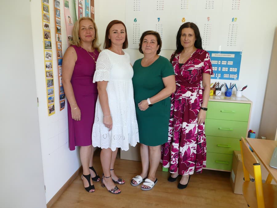 (Zľava) Gabriela Petríková (zástupkyňa) Jana Zubrická (učiteľka 1. ročníka) Zuzana Majdáková (školská špeciálna pedagogička) Katarína Sačková, riaditeľka