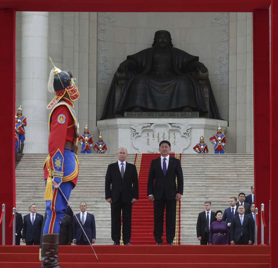 Ruský prezident Vladimir Putin (vľavo) a mongolský prezident Uchnaagijn Chürelsüch pózujú počas uvítacieho ceremoniálu v Ulanbátare v utorok 3. septembra 2024.