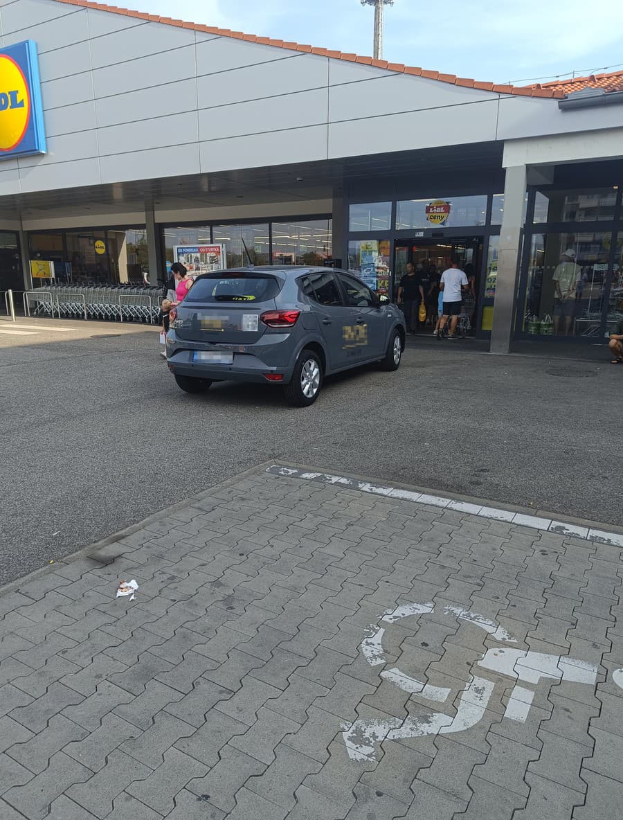 Taxikárka takto zaparkovala auto pred obchodom s potravinami v Bratislave na Galvaniho.