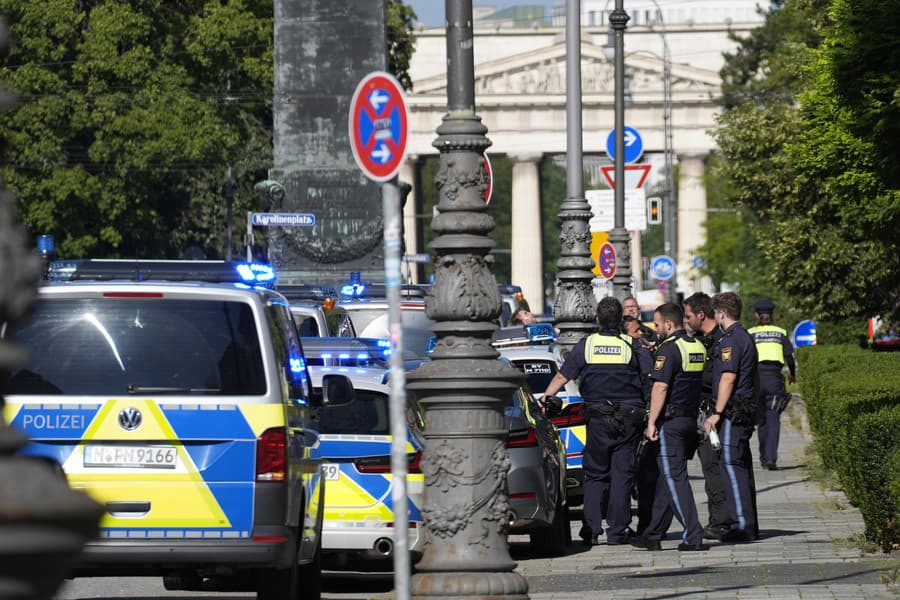 Policajti stoja na ulici