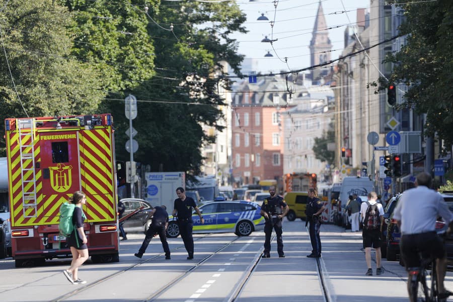 Polícia blokuje ulicu po