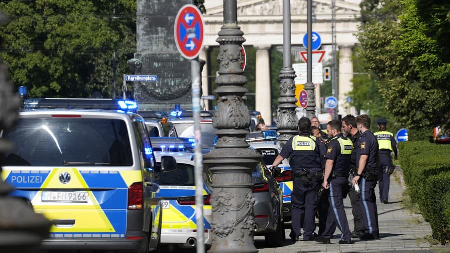 Policajti stoja na ulici