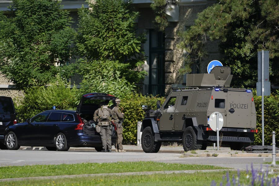 Policajti hliadkujú na ulici