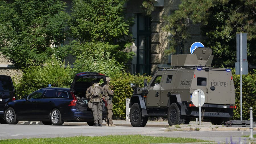 Policajti hliadkujú na ulici