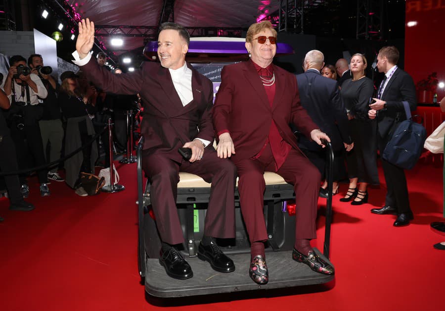 Elton John (77) s