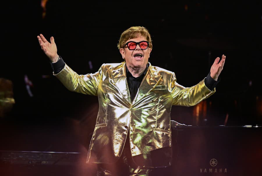 Spevák Elton John (77)